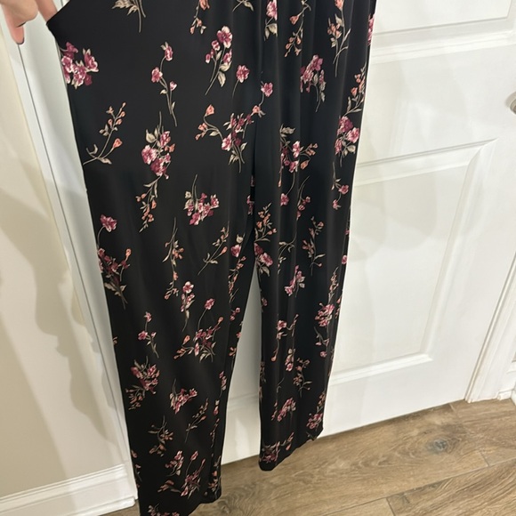 Floral romper with pockets. Size large. - Picture 3 of 5